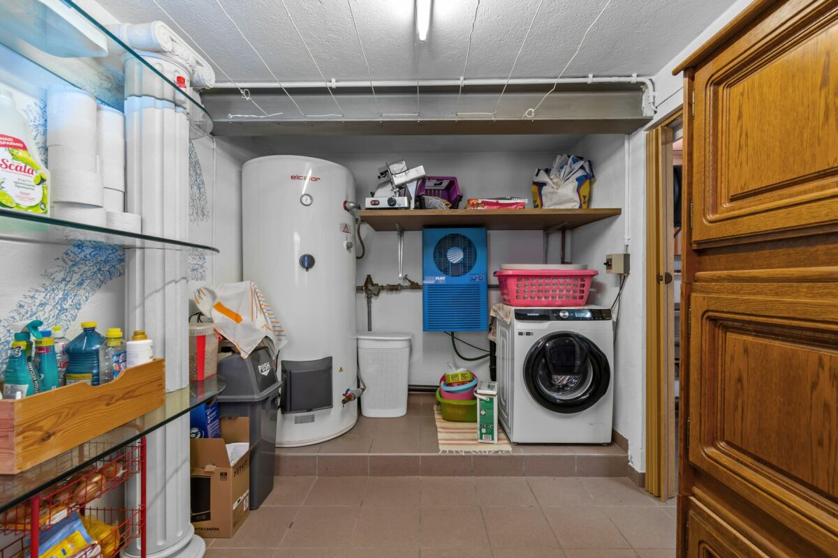 Hauswirtschaftsraum mit Technik und Waschmaschine