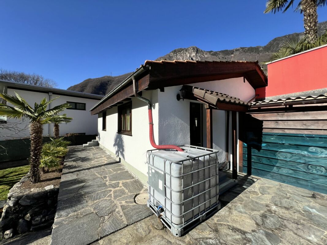 Außenansicht eines Hauses mit Hof und Technikbereich