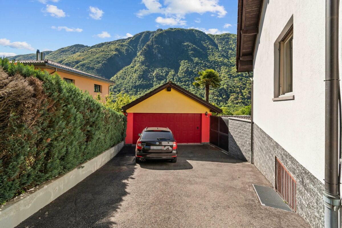 Außenansicht eines Hauses mit Garage und Bergblick