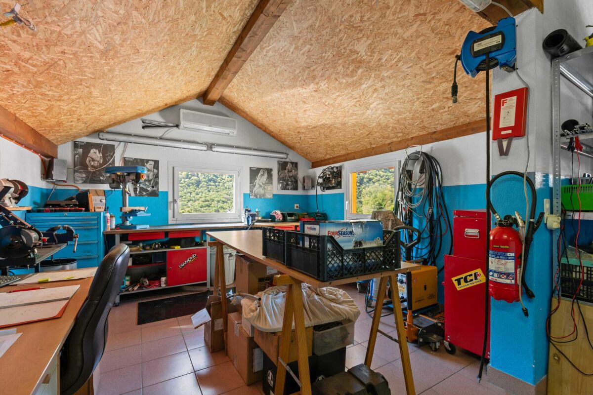 Werkstatt-/Garagenraum mit Arbeitsflächen