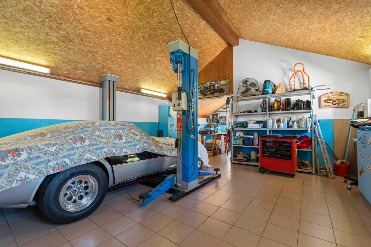 Werkstatt-/Garage mit Hebebühne