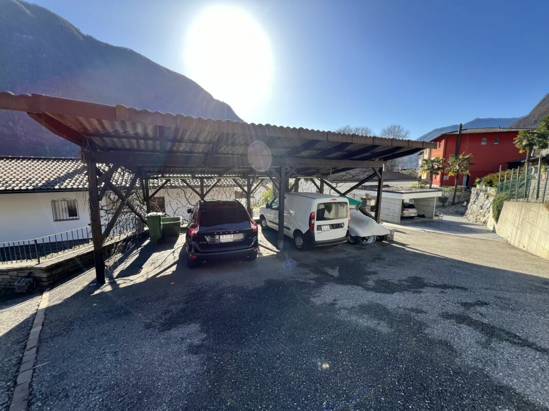 Überdachter Außenstellplatz mit Fahrzeugen