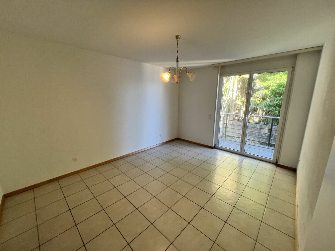 Leerer Wohnraum mit Balkonzugang