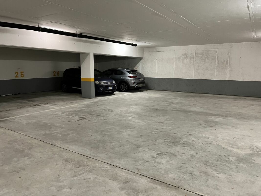 Tiefgarage mit Stellplätzen
