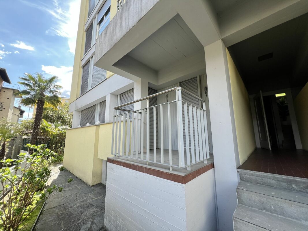 Außenansicht eines Wohngebäudes mit Balkon und Zugang
