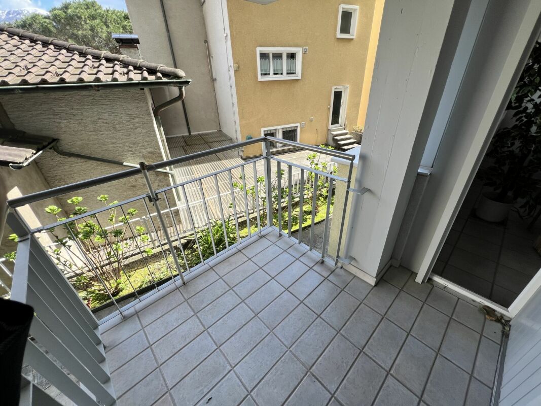 Balkon mit Blick in einen Innenhof