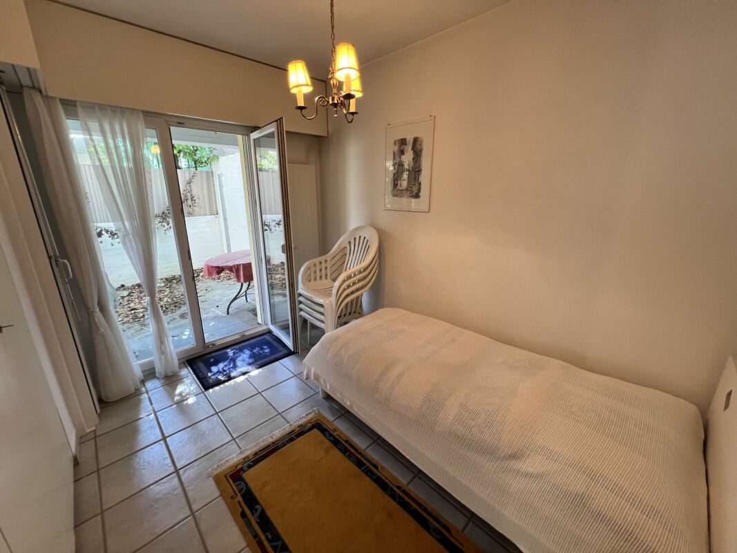 Kleines Schlafzimmer mit Terrassenzugang