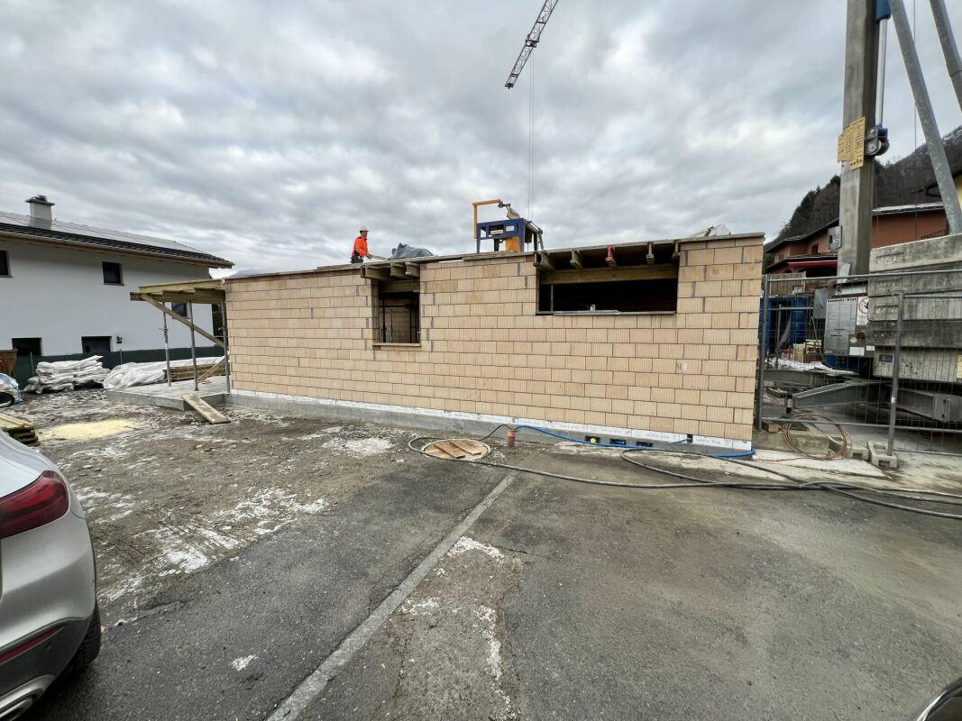 Baustelle mit Rohbau und Kran