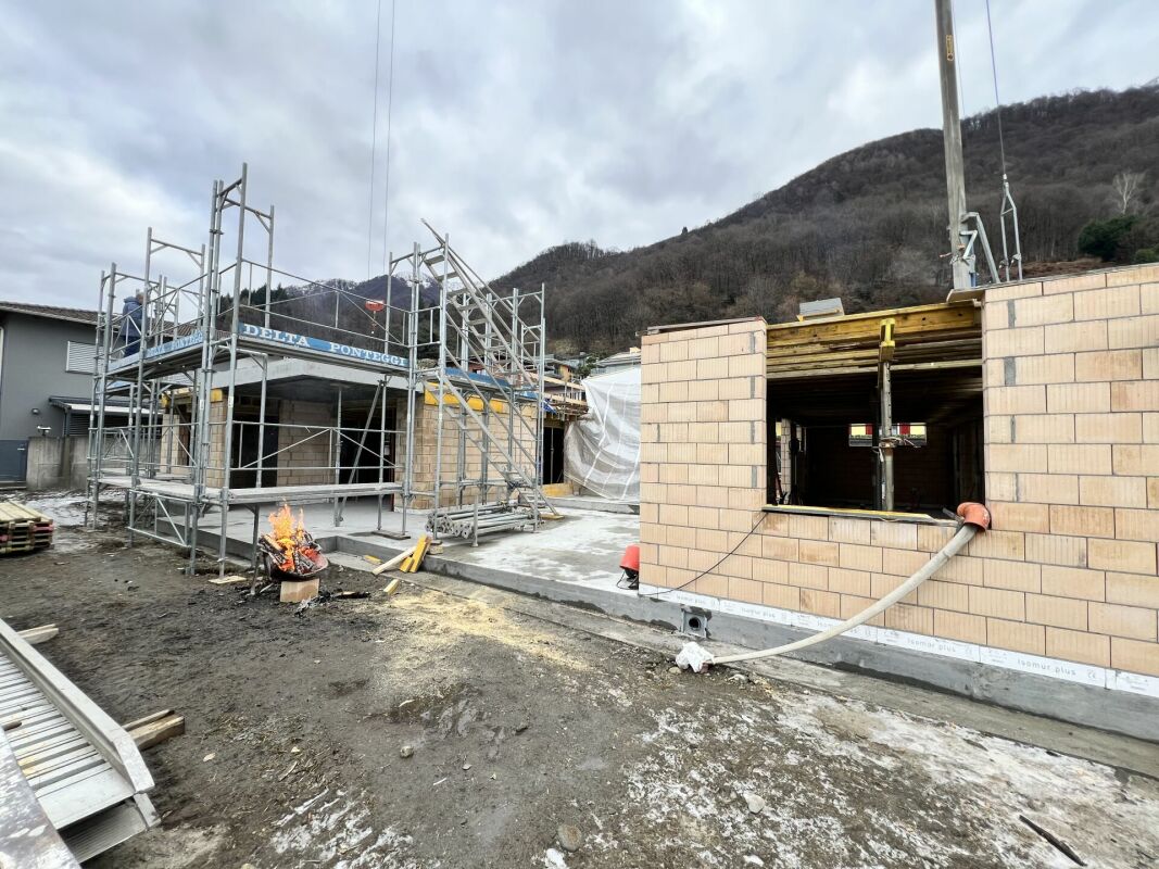 Baustelle mit Gerüst und Rohbau