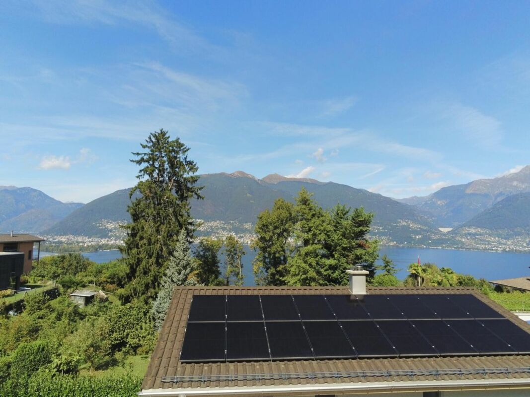 Dach mit Solarmodulen und Seeblick