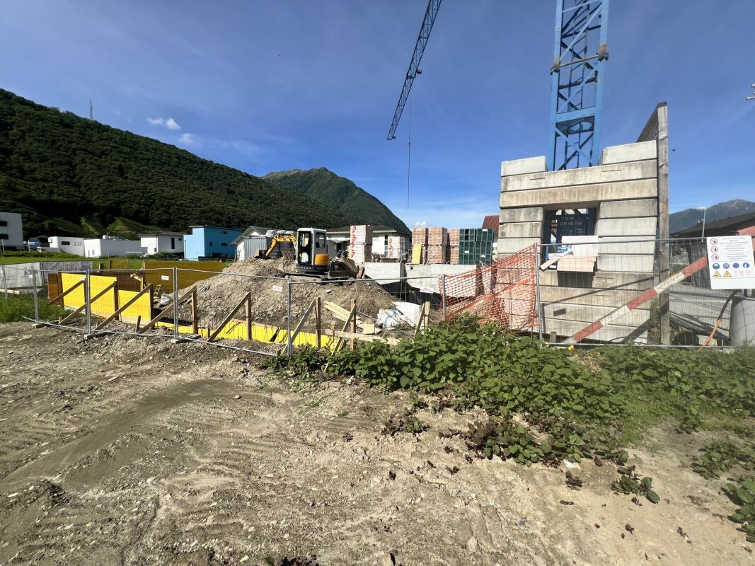 Baustelle mit Kran