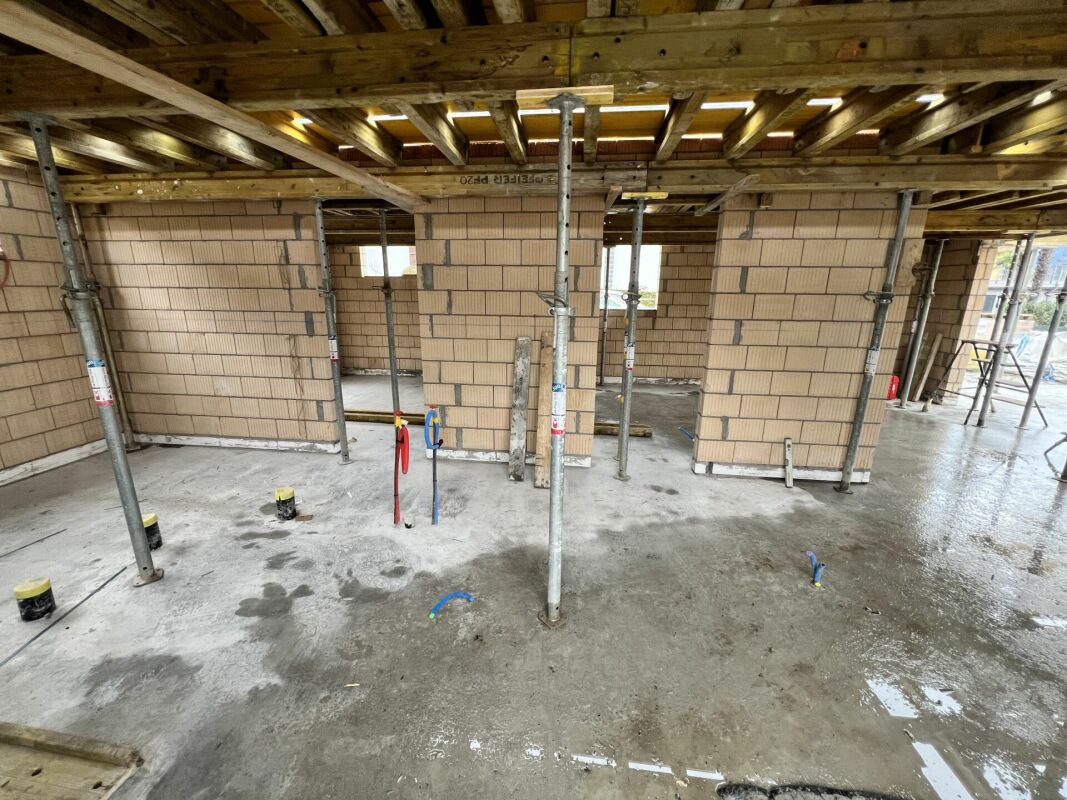 Rohbau mit Stützen und Betonboden
