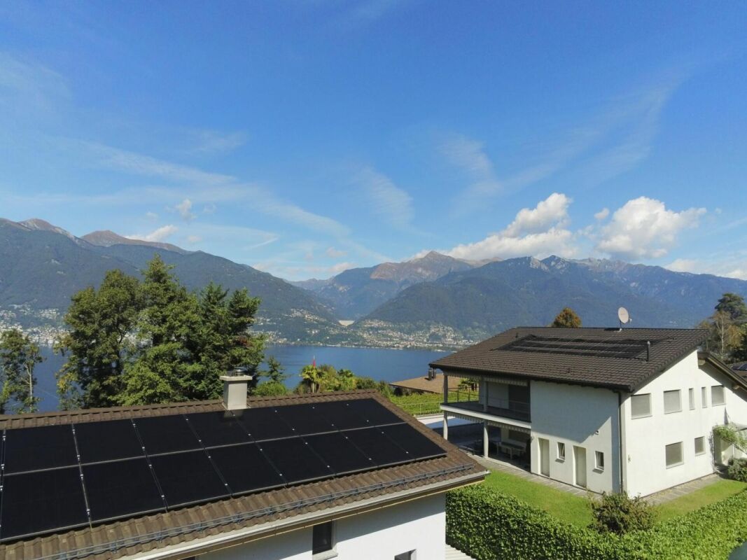 Seeblick mit Solardächern
