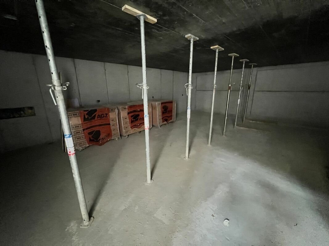 Unbekannter Innenraum im Rohbau