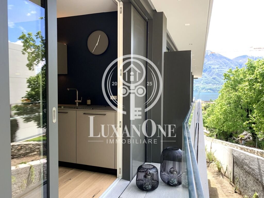 Balkon mit Ausblick auf See und Berge