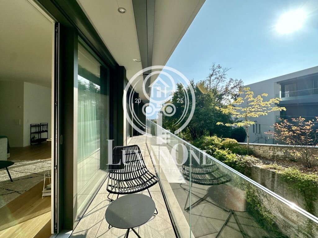 Balkon mit Glasgeländer und Blick ins Grüne