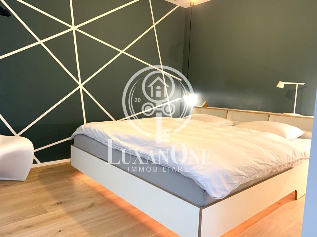 Modernes Schlafzimmer mit markanter Akzentwand