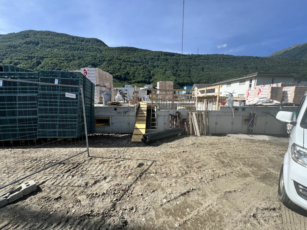 Baustelle mit Blick auf Fundament und Berge