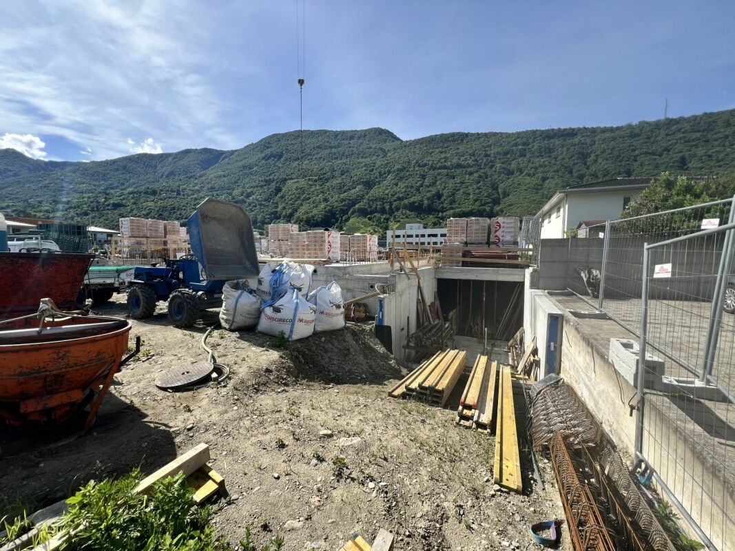 Baustelle mit Bergkulisse
