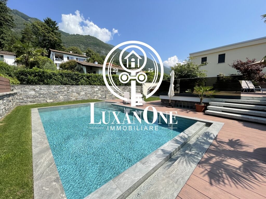 Außenbereich mit Pool und Terrasse