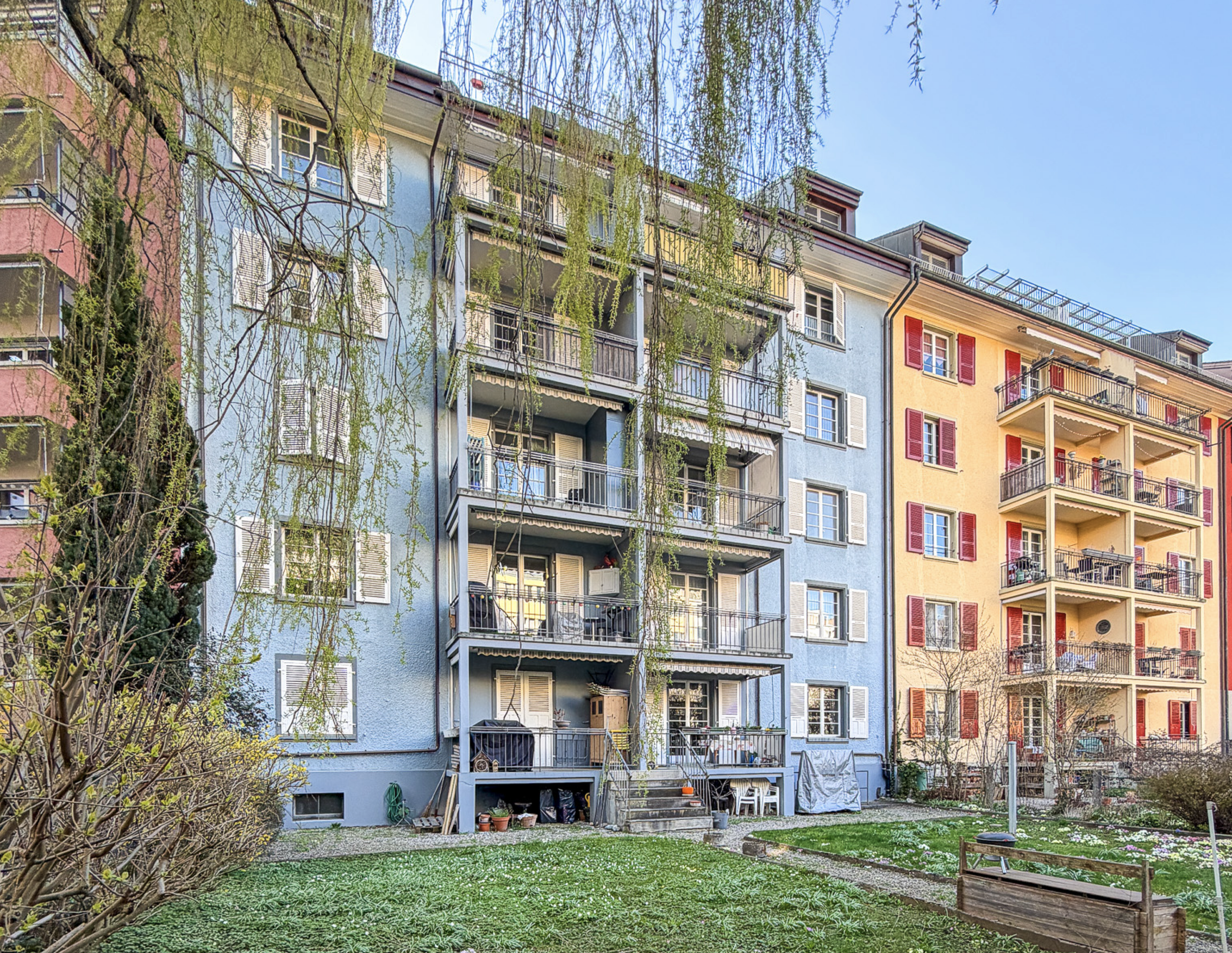 Mehrfamilienhaus mit Balkonen und Innenhof
