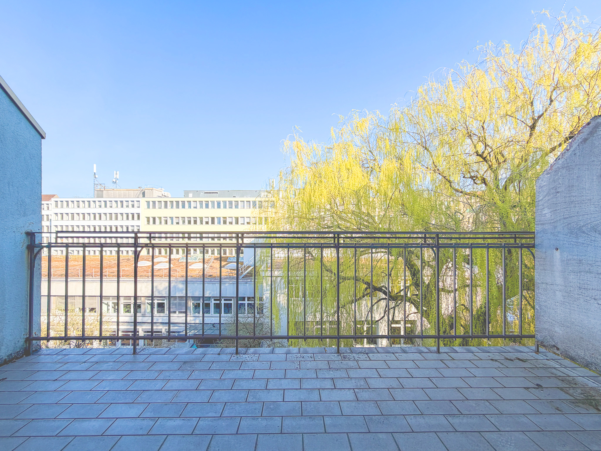 Balkon mit Stadtblick