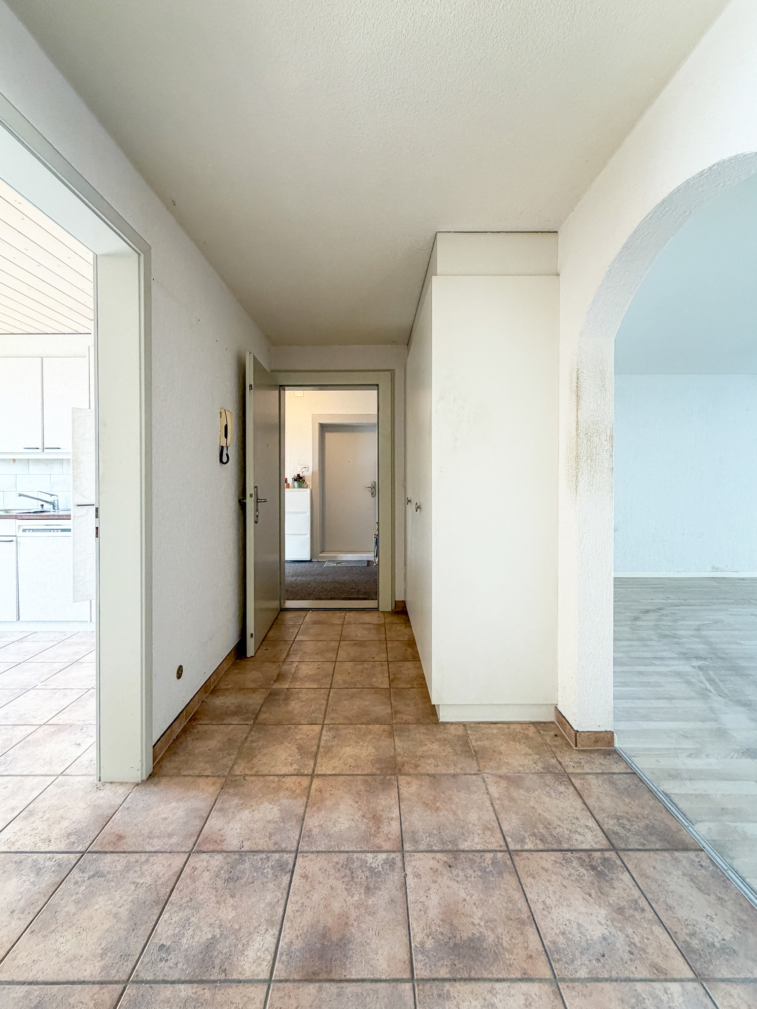 Flur mit Durchgängen