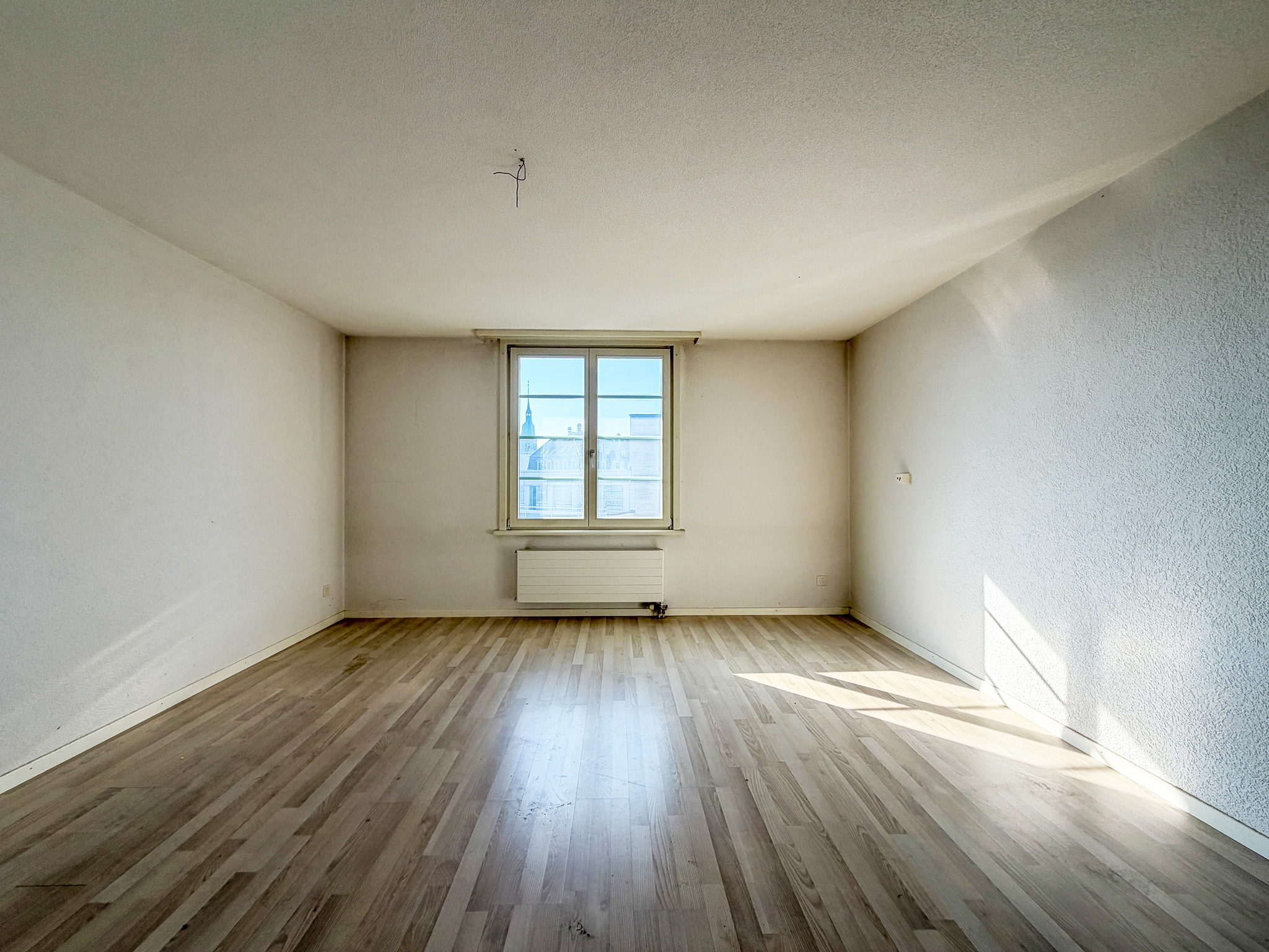 Leerer Wohnraum mit Fenster