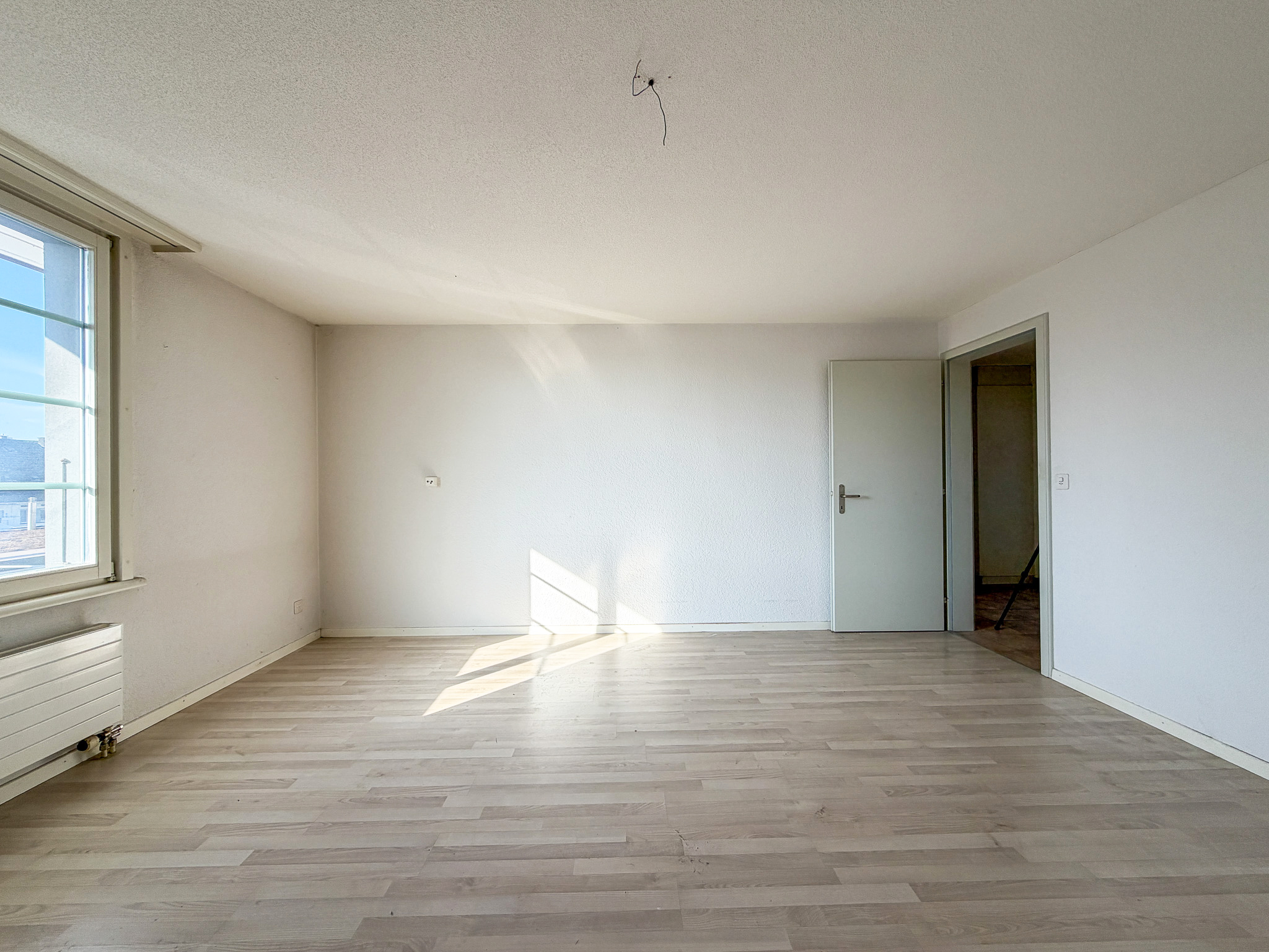 Leerer heller Raum mit Fenster und Tür