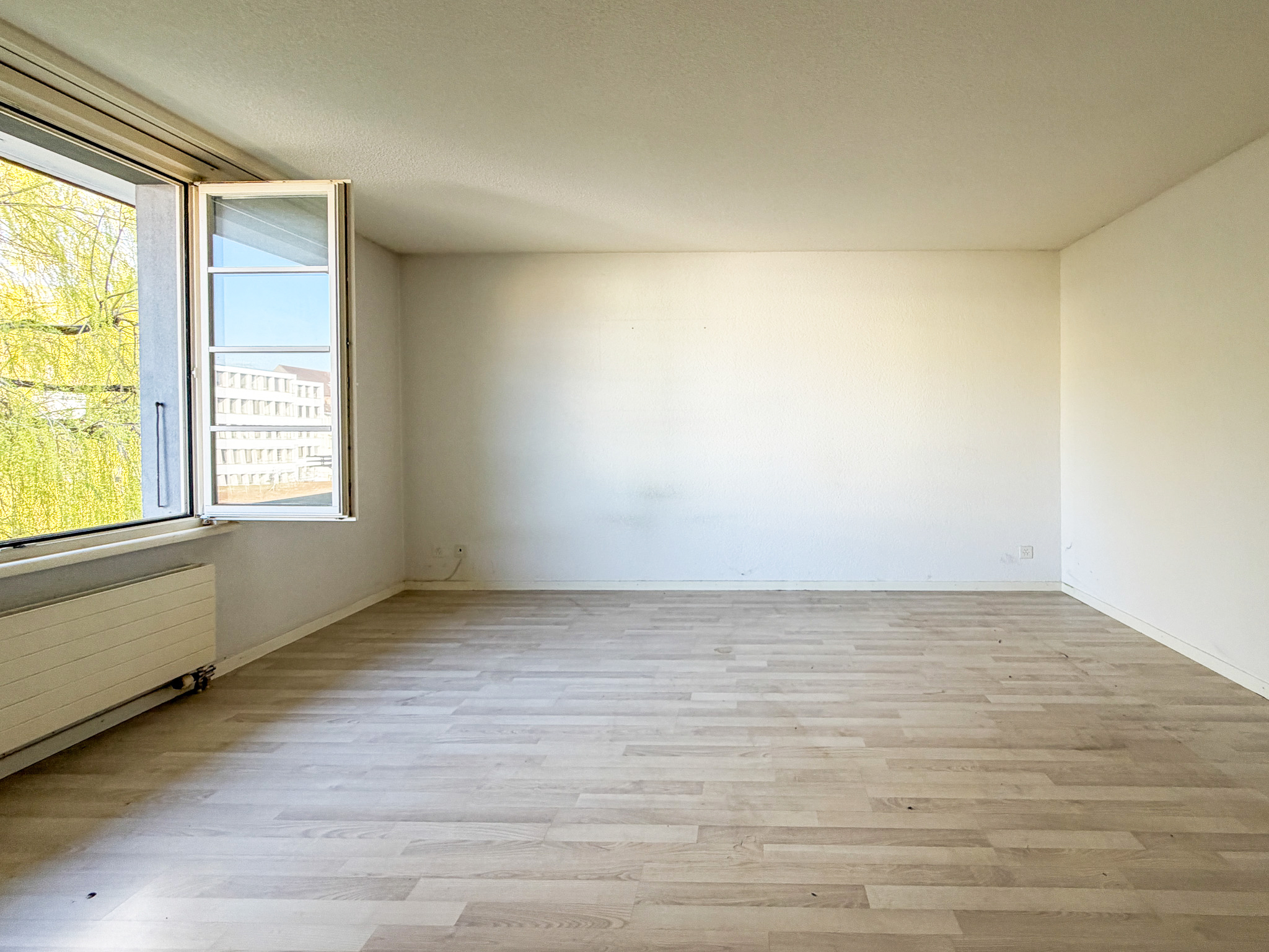 Leerer Wohnraum mit großem Fenster