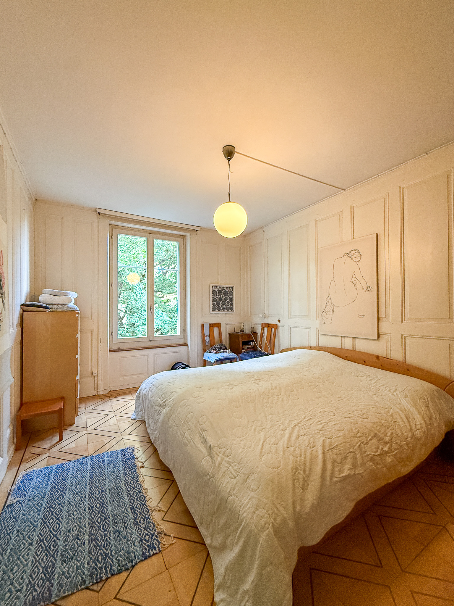 Helles Schlafzimmer mit klassischem Boden und Einzelmöblierung