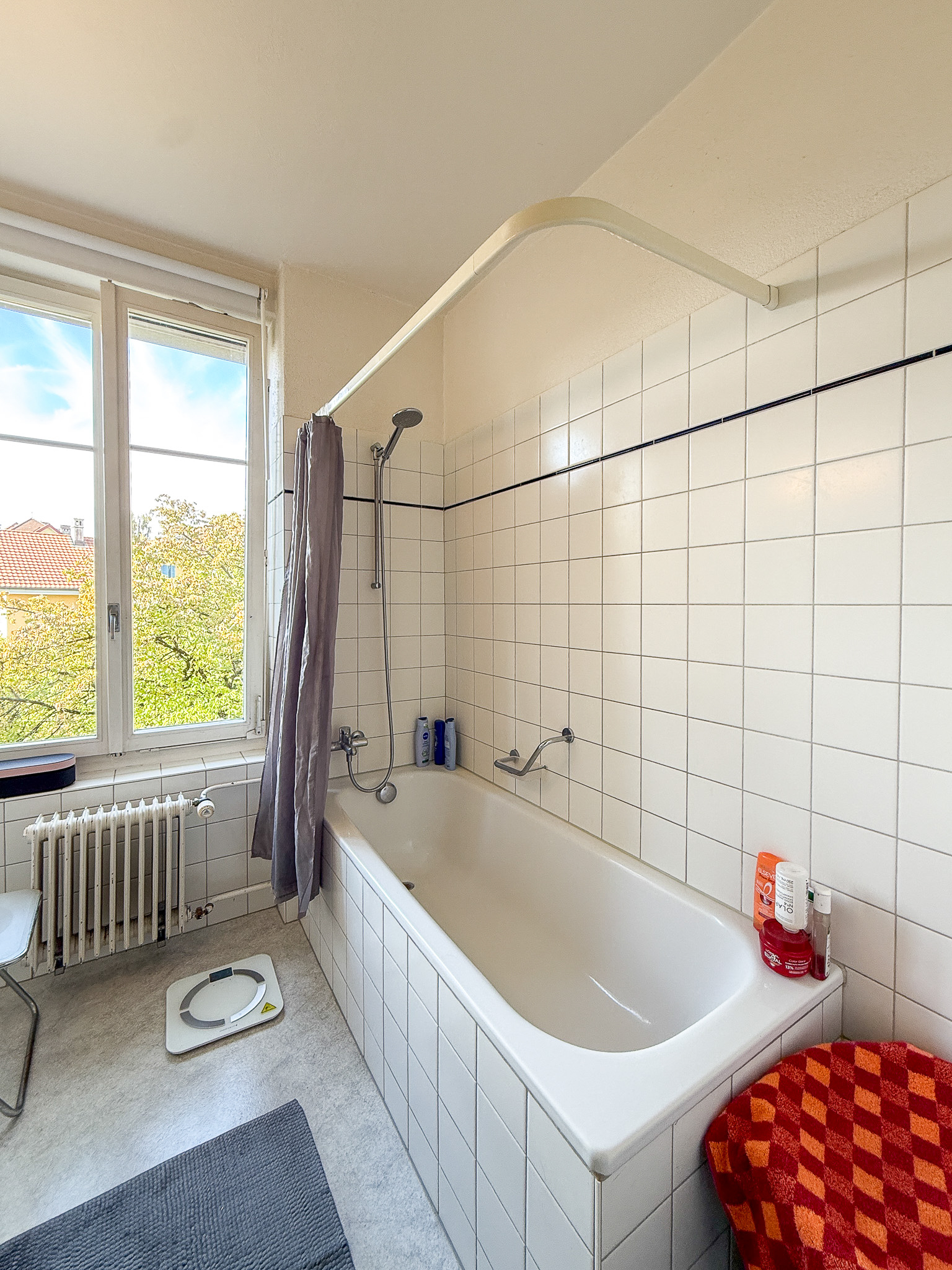 Badezimmer mit Badewanne und Fenster