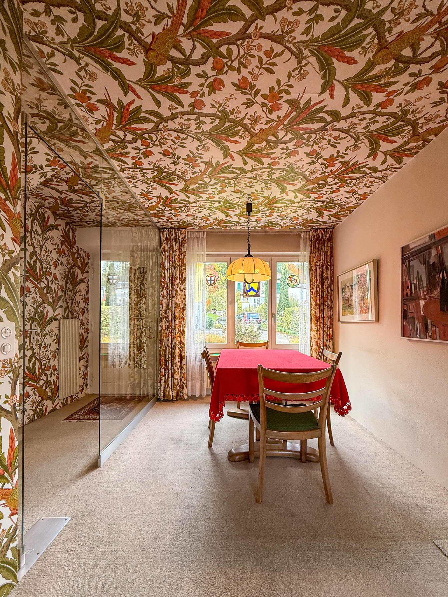 Esszimmer mit floralen Tapeten und Deckenmotiv