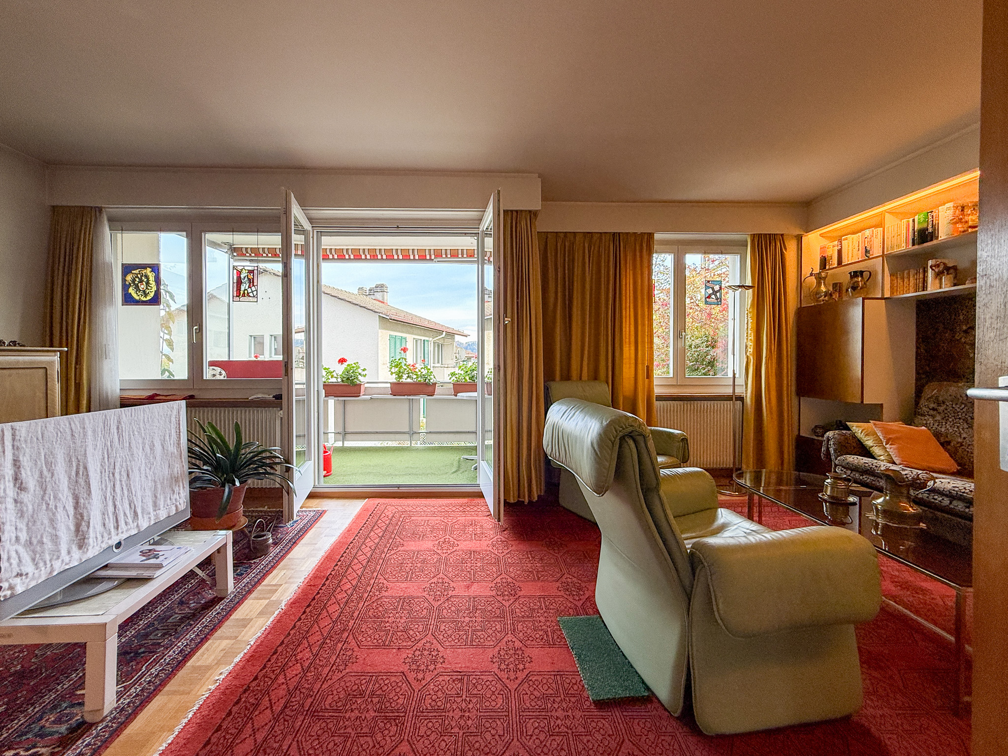 Gemütliches Wohnzimmer mit Balkonblick