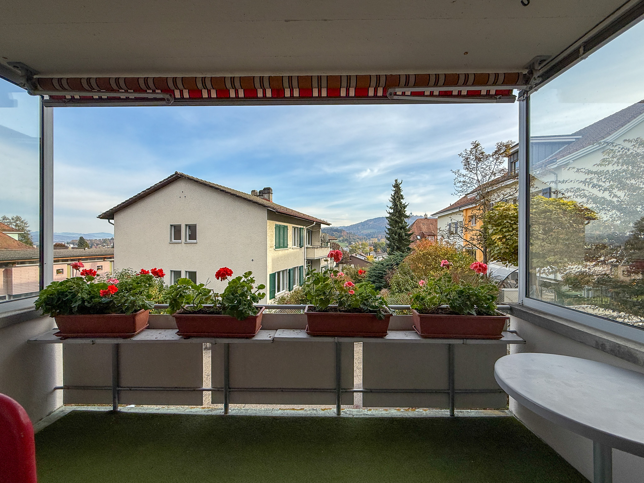 Balkon mit Blumen und Weitblick