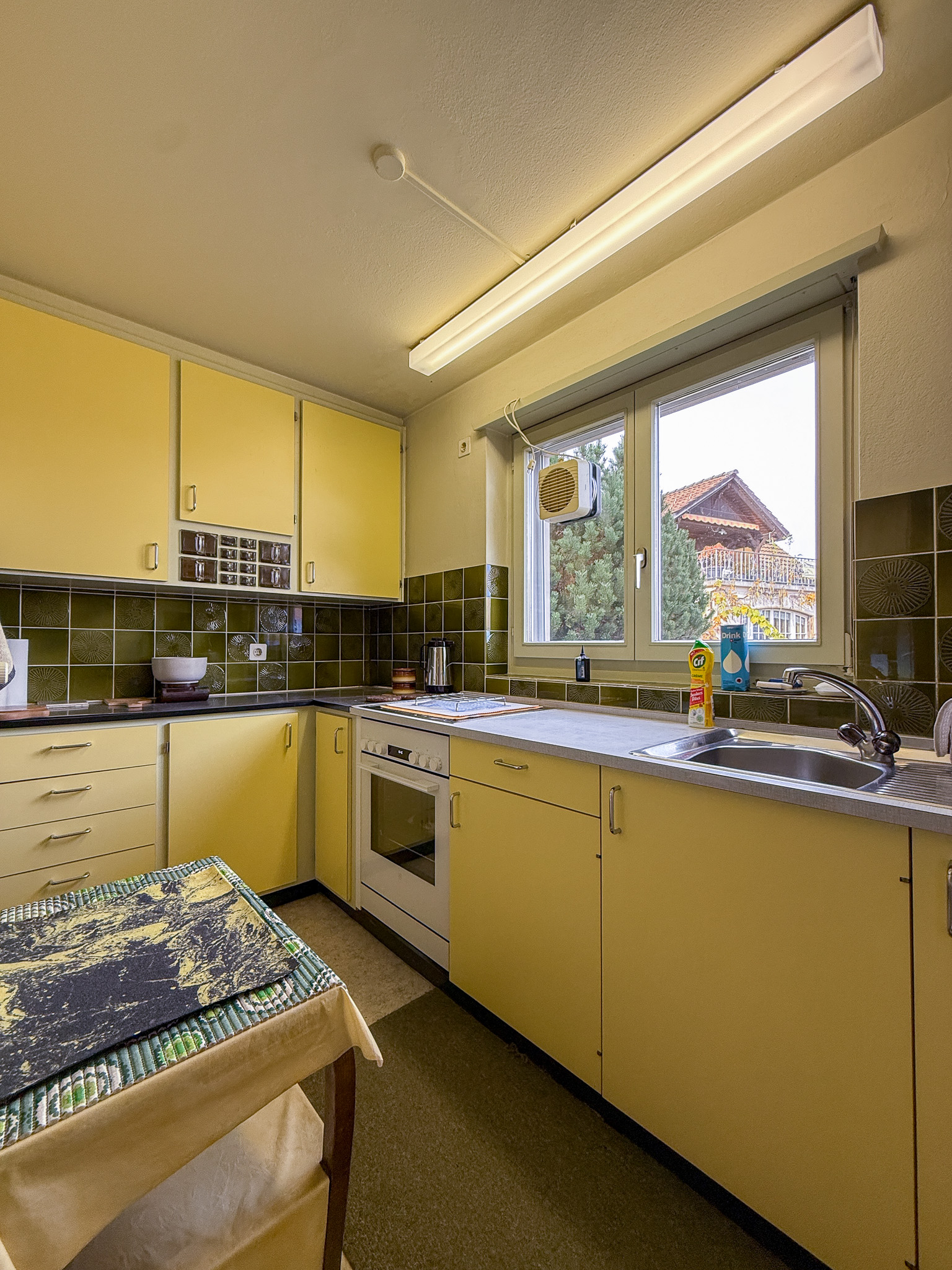 Gelbe Küche mit Blick nach draußen