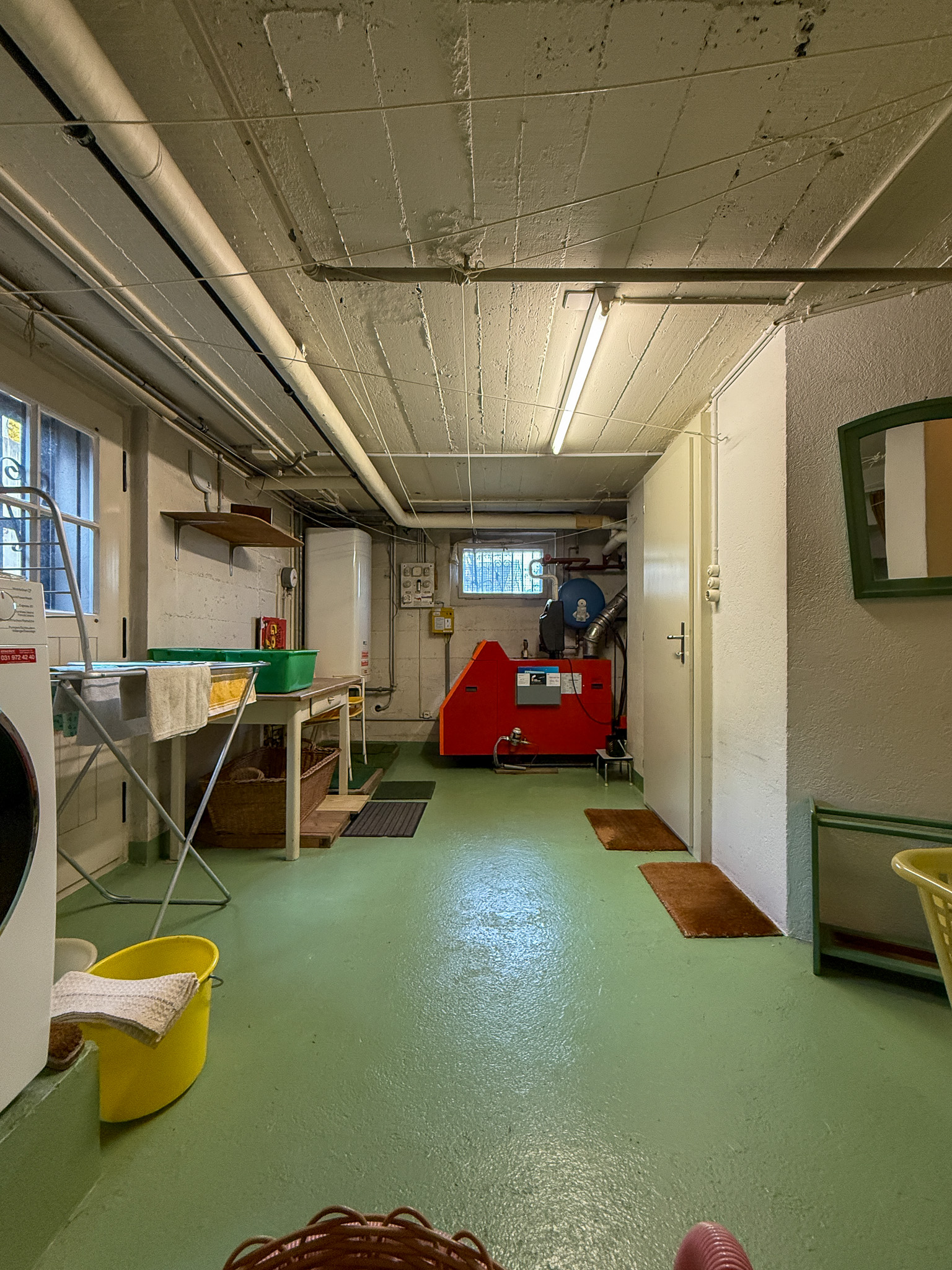 Keller- oder Technikraum mit Heizungsanlage