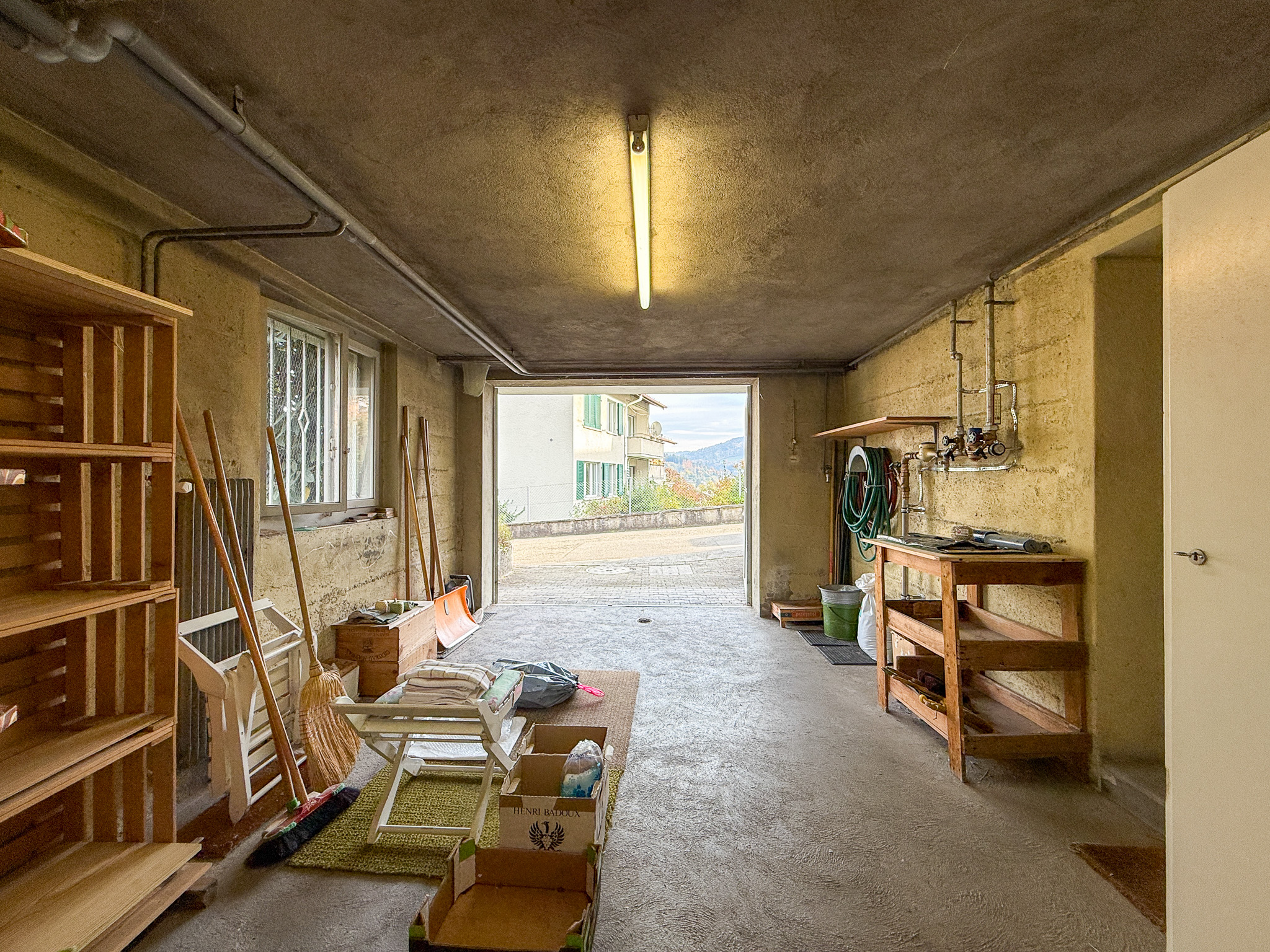 Garage bzw. Kellerraum mit Blick nach außen