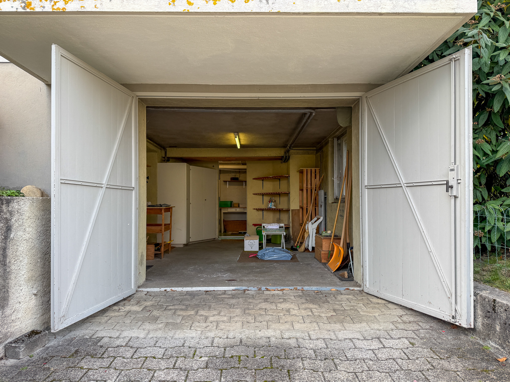 Offene Garage mit Doppeltor