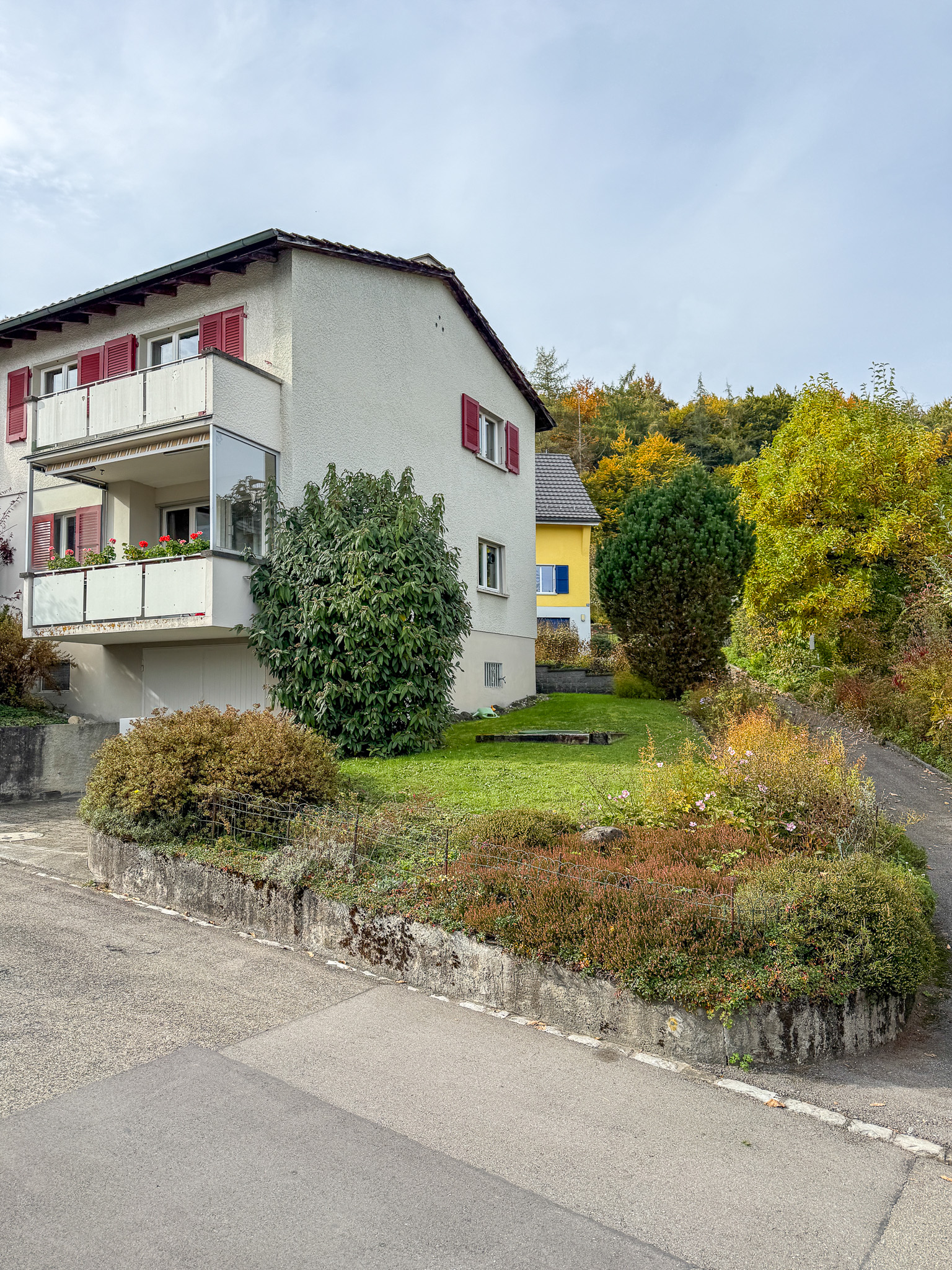 Wohnhaus mit Garten und Balkon