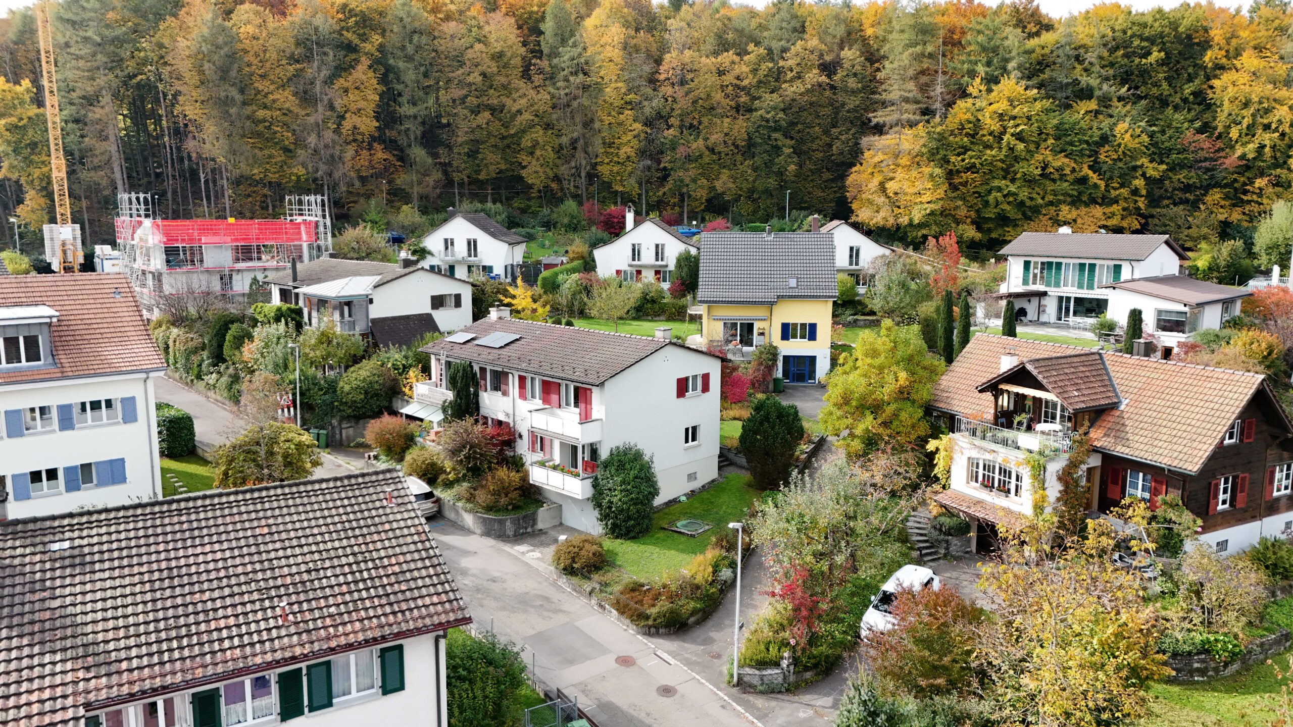 Wohngebiet in Hanglage mit Einfamilienhäusern