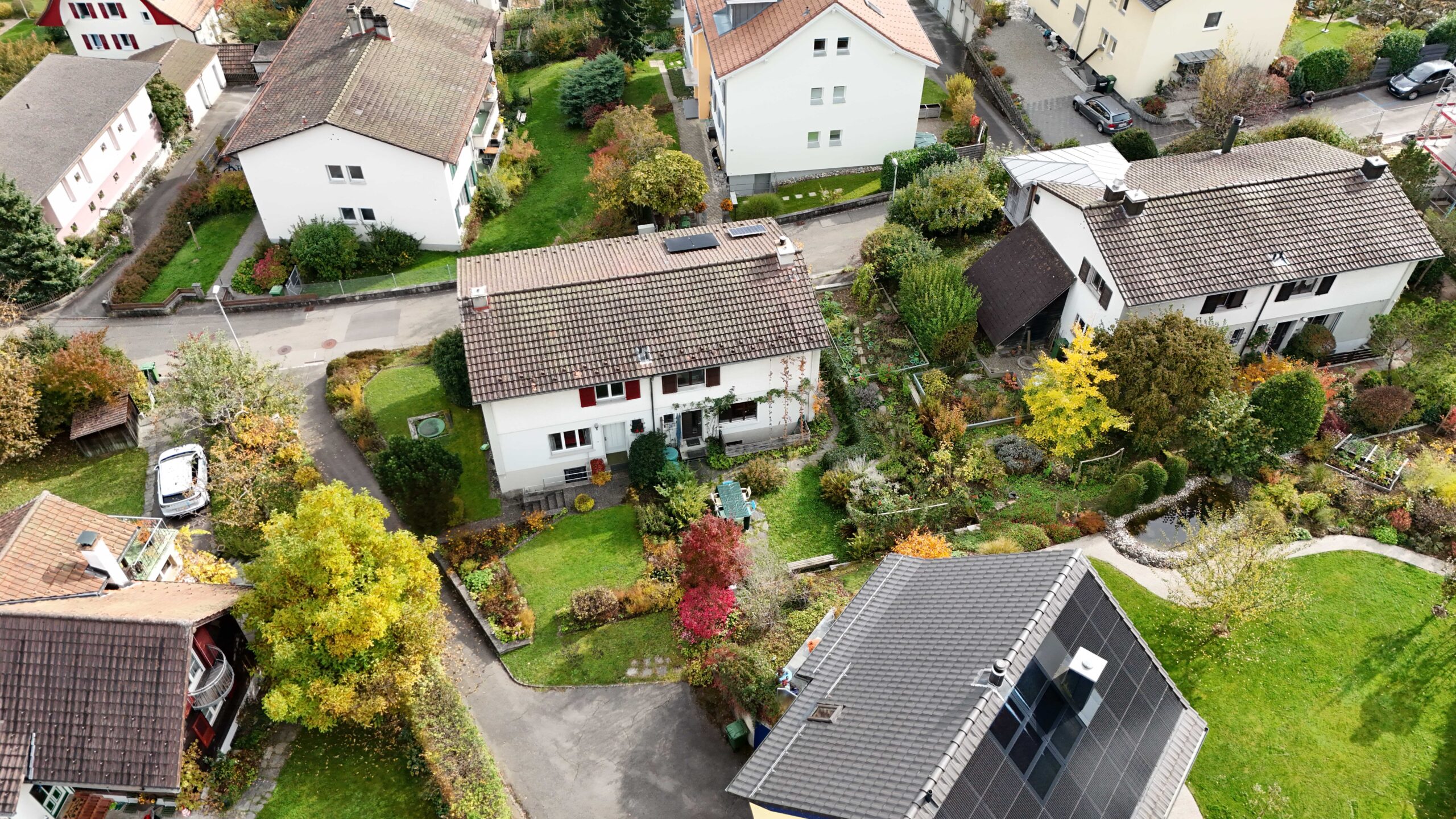 Luftaufnahme eines Wohngebiets mit Gärten