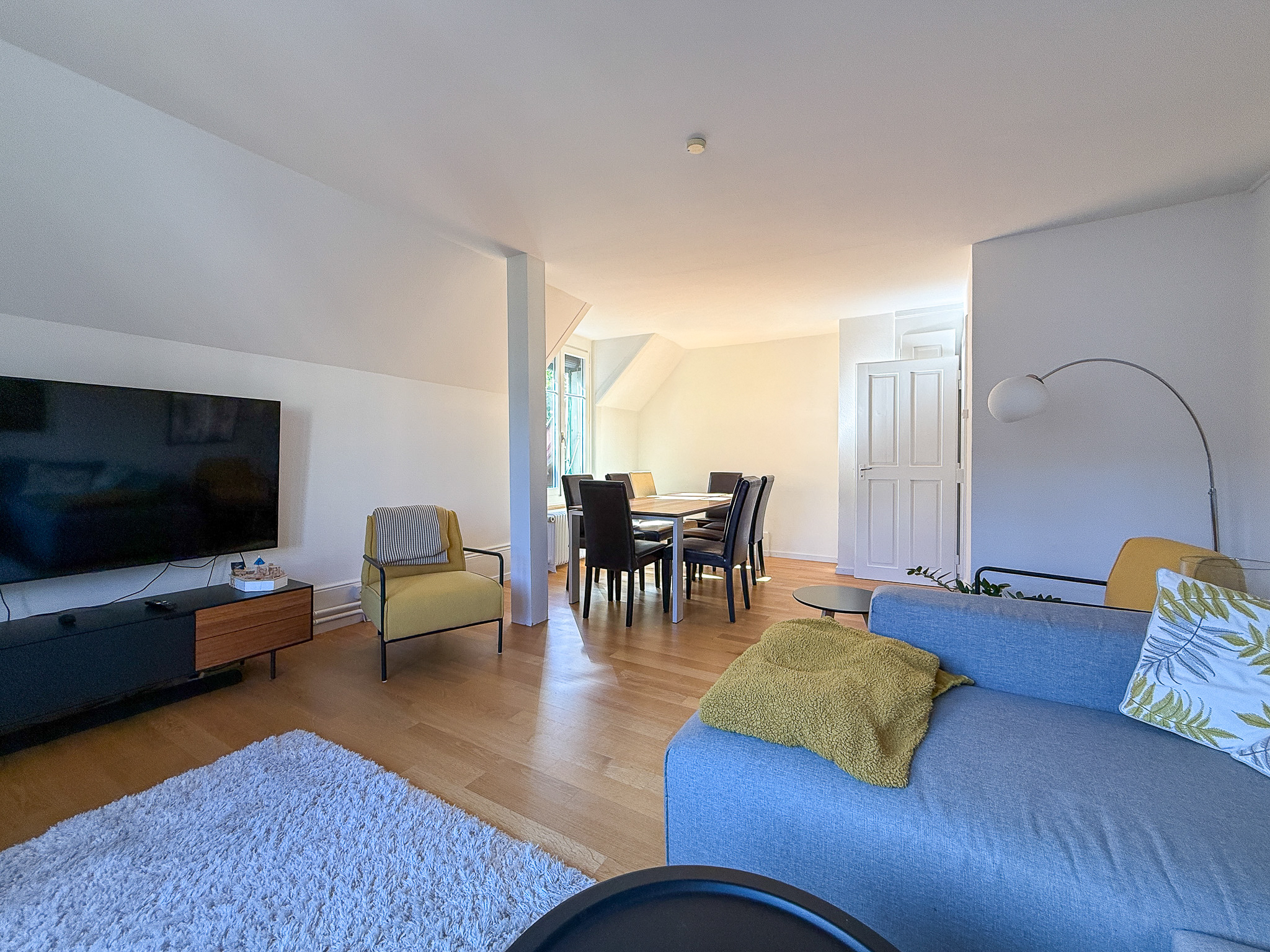 Helles Wohnzimmer mit Essbereich