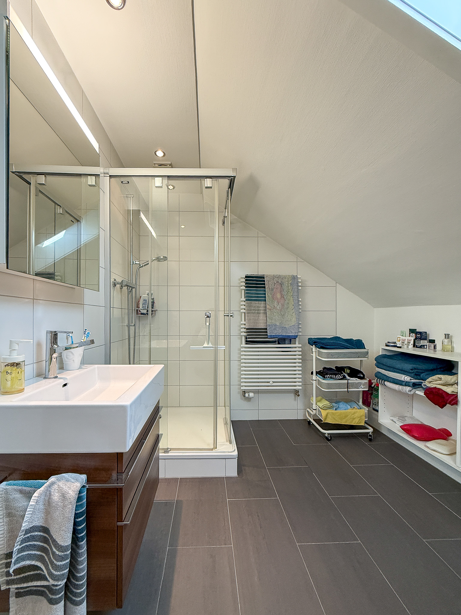 Modernes Dachgeschossbad mit Dusche
