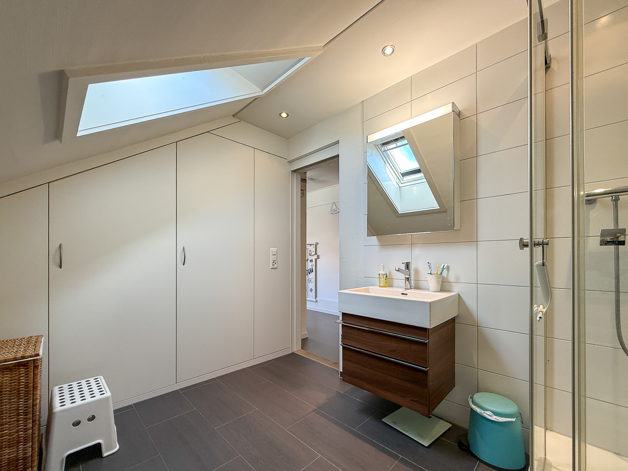 Modernes Badezimmer mit Dachfenster