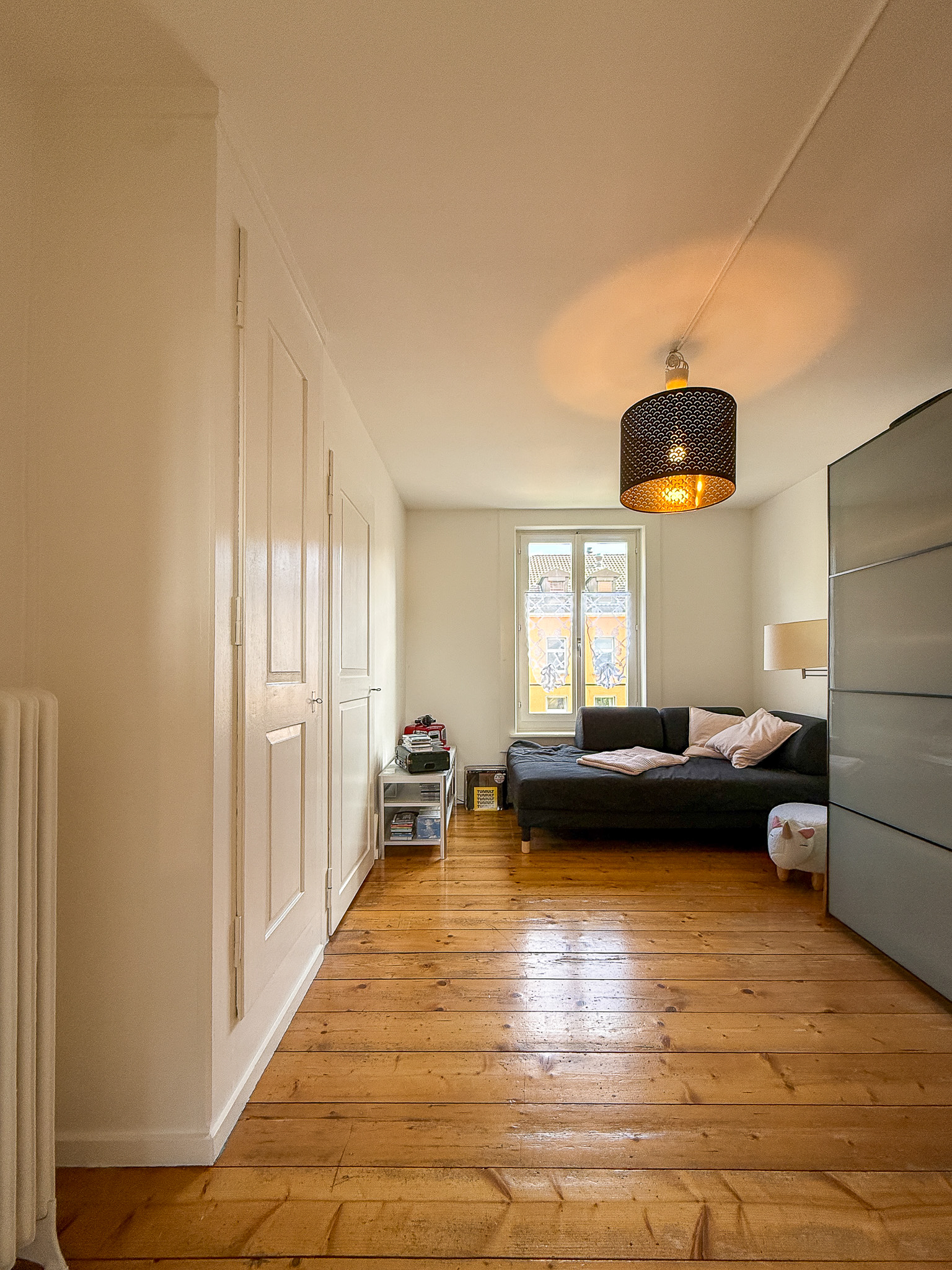 Gemütliches Schlafzimmer mit Holzfußboden