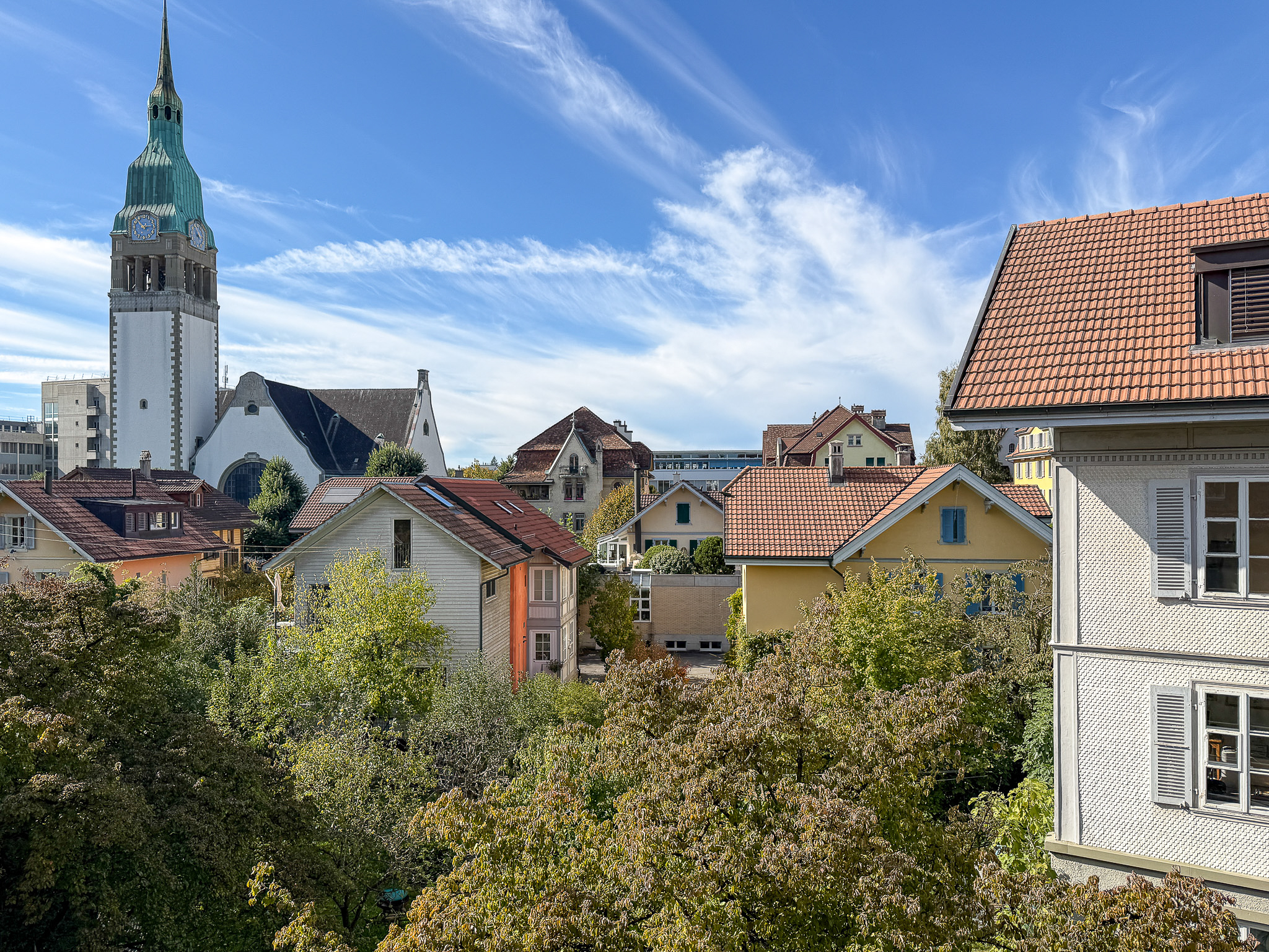 Stadtblick mit Kirchturm und Wohnhäusern