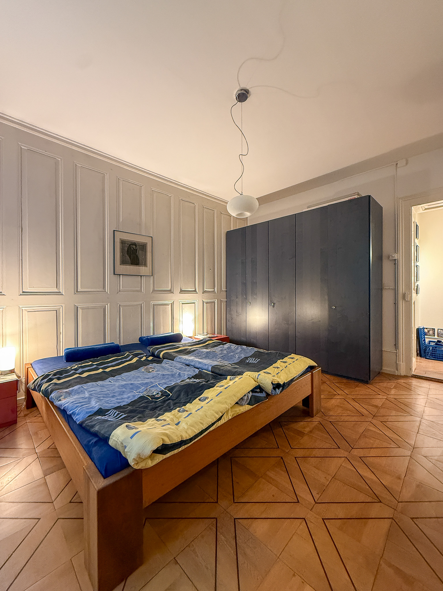 Historisches Schlafzimmer mit hoher Decke
