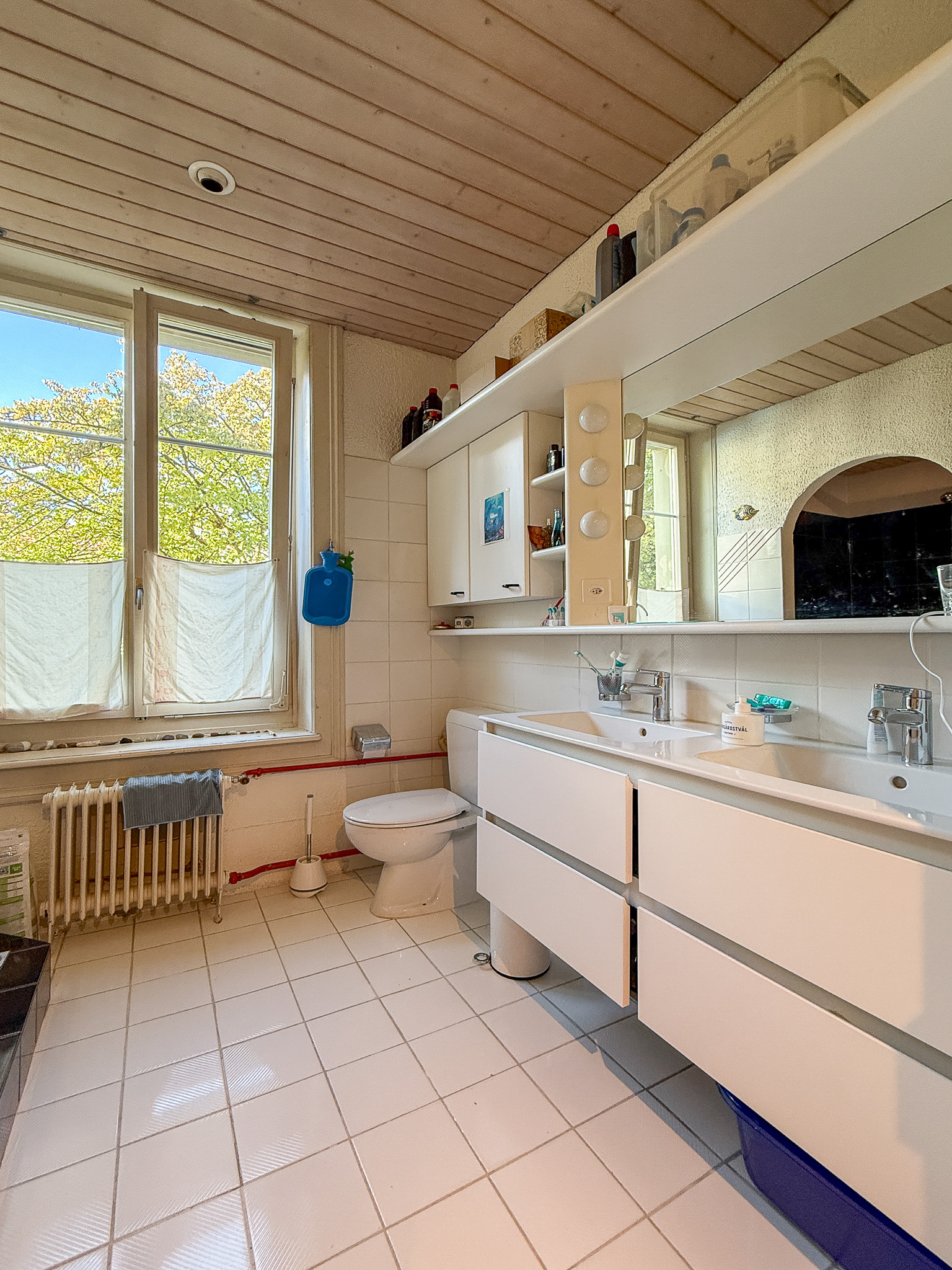 Badezimmer mit Doppelwaschbecken