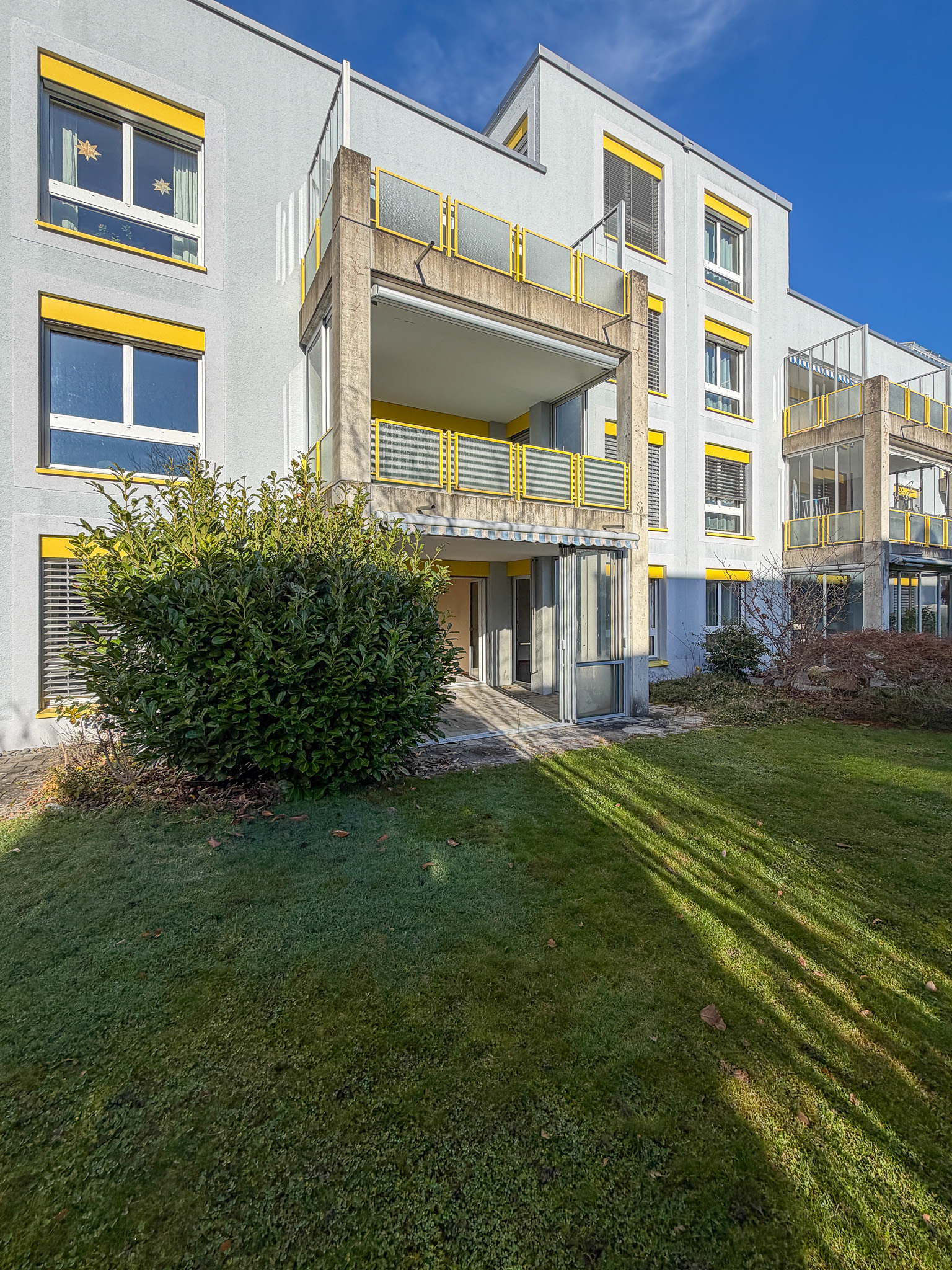 Modernes Mehrfamilienhaus mit Balkonen und Garten